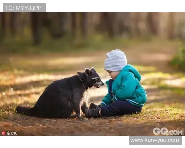 足球明星与可爱狗狗亲密合影展现温馨瞬间的完美头像选择